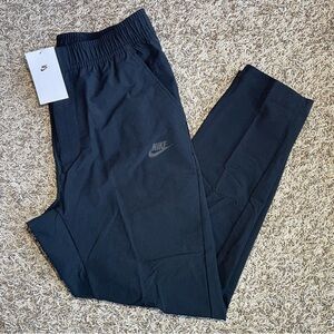 Nike Sportswear Commuter Tapered Leg Standard Fit Pants Men’s Size Medium Black